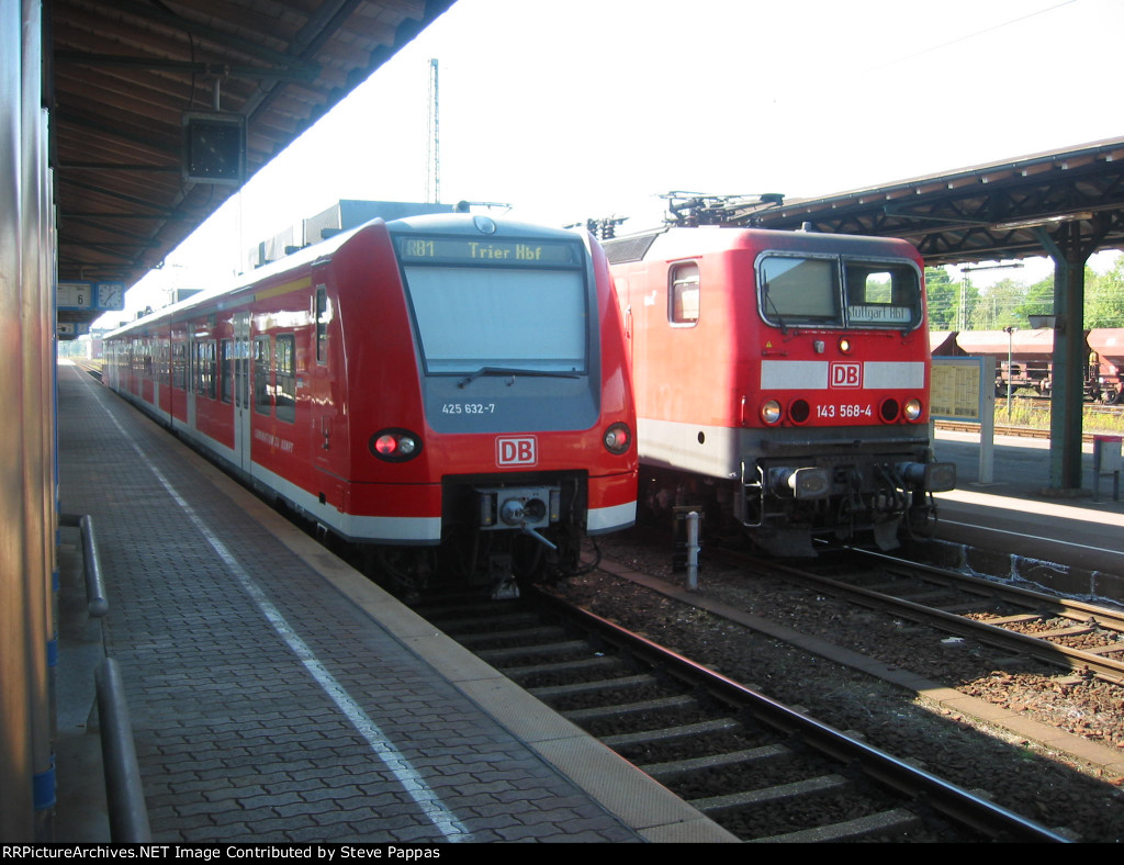 Two trains at Homburg Hauptbahnhof